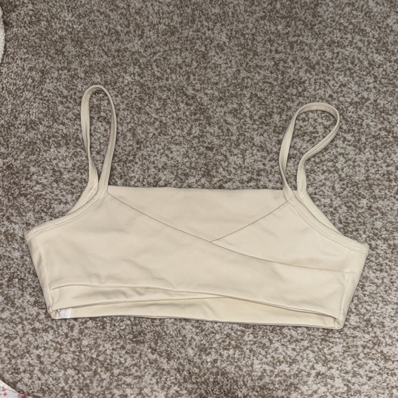 FlowWell Saylor Sports Bra in Bone White
WellBeing + BeingWell size XS - Picture 8 of 9